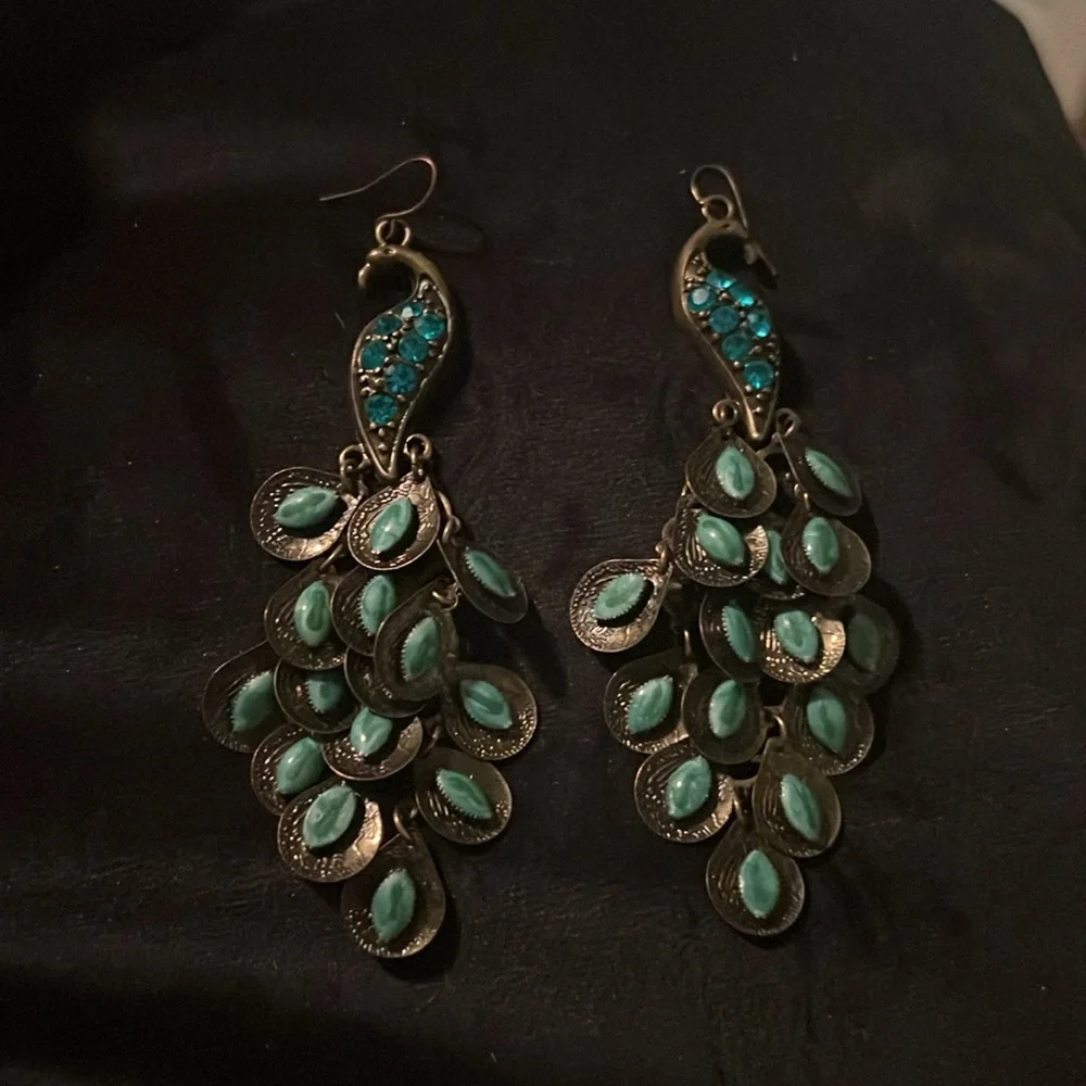 *Stunning Vintage Teal rhinestone/faux Turquoise Brass Peacock dangle earrings! - Picture 3 of 4